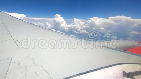 在机翼飞行时透过窗户看飞机有一个美丽的蓝天视频的预览图