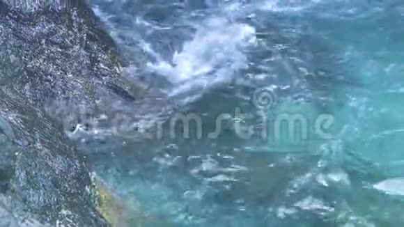 清澈的海水溅起岩石岛崖山碧海波海洋中的绿松石水和岩石悬崖泡沫视频的预览图
