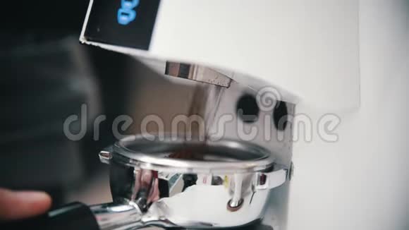 咖啡师用一杯磨碎的咖啡灌满一个咖啡架关门视频的预览图