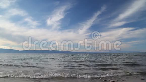 贝加尔湖浪和天空视频的预览图