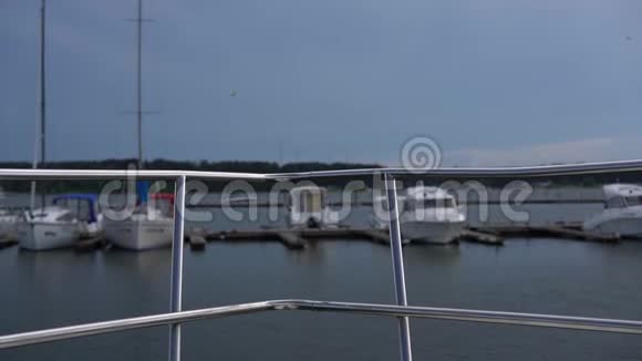 船首的栏杆特写模糊的游艇背景视频的预览图
