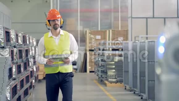 一个工人在仓库里和一个机器人说话视频的预览图