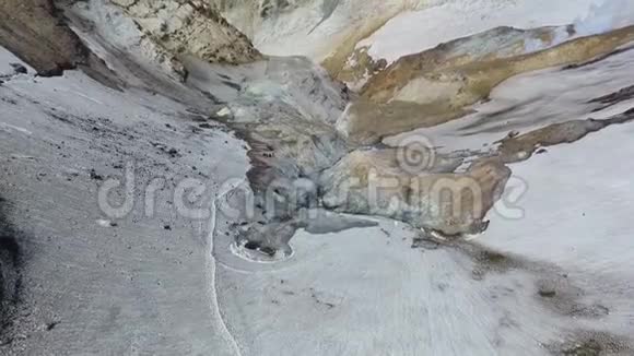 埃贝科火山斜坡上的火山活动富马油硫和热气视频的预览图