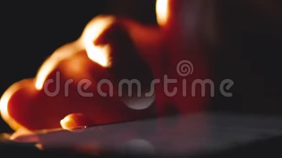 用手机特写女性手在黑暗中明亮的bokeh灯在背景中可见视频的预览图