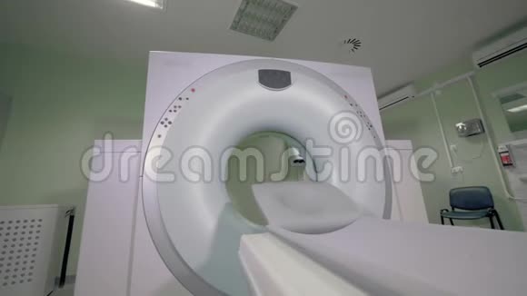 核磁共振机扫描器孔和病人表视频的预览图