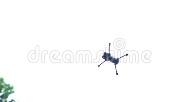 一架无人机四架直升机在天空中飞行街上的户外视频的预览图