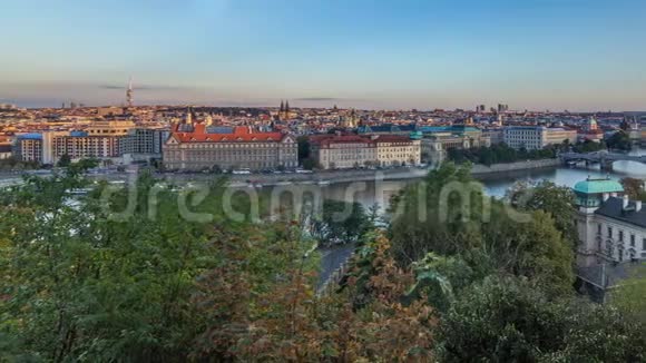 傍晚日落布拉格全景与伏尔塔瓦河和布拉格桥时间推移视频的预览图