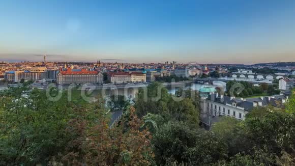 傍晚日落布拉格全景与伏尔塔瓦河和布拉格桥时间推移视频的预览图