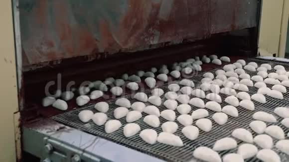 糖果厂带糖果进入机器的传送带视频的预览图