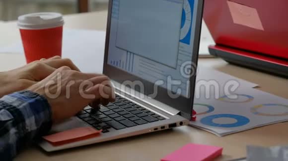 工作过度的截止日期办公室工作人员打字笔记本电脑视频的预览图