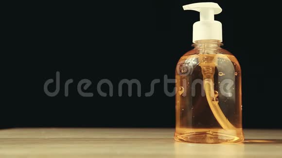 肥皂塑料瓶气泡木桌暗背景无人高清镜头视频的预览图