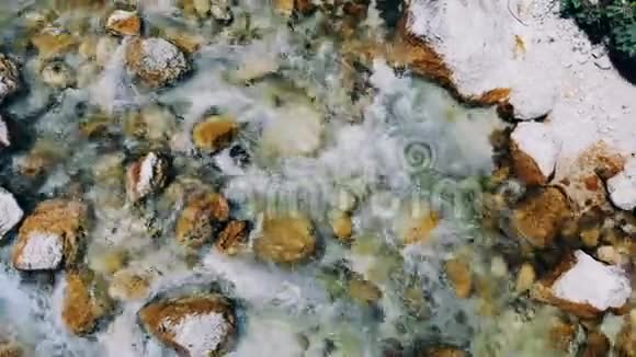 下面的石头正被小溪里的流水冲刷着视频的预览图