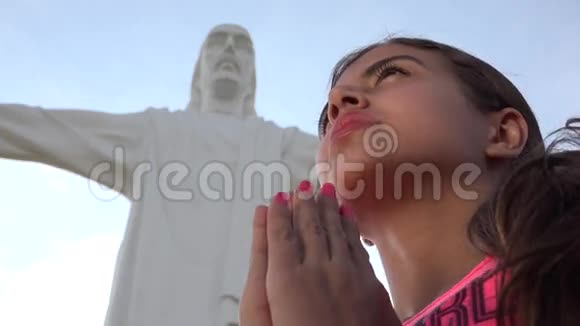 在耶稣雕像前祈祷视频的预览图