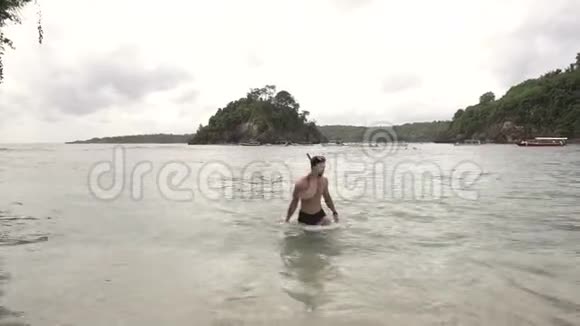 亚洲的假期带着潜水面具的脚蹼出海的人视频的预览图