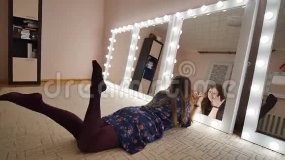 女孩躺在镜子前和自己调情化妆镜的制造视频的预览图