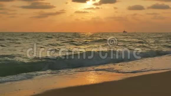美丽的海滩和日落时的波浪运动视频的预览图