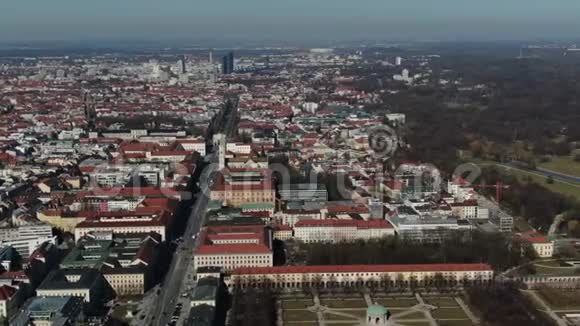 德国慕尼黑大城市4k的空中镜头视频的预览图