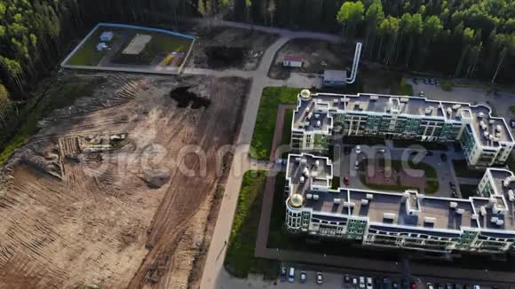 住宅区及公寓楼附近小型锅炉站的航空全景图视频的预览图
