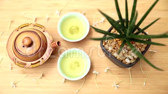 木桌上绿茶一套视频的预览图