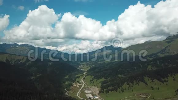 美丽的山谷在阿尔泰山鸟瞰泰加山云中山阿尔泰视频的预览图