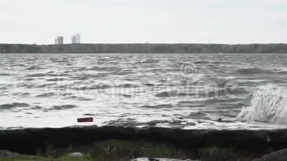 海浪拍打岩石日出时小波浪在岩石上破碎日落时海湾里的波浪破碎视频的预览图