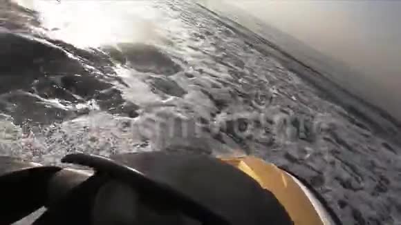 在海上驾驶极限喷气式滑雪板视频的预览图