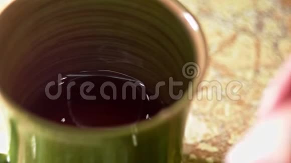 准备茶水的人把茶杯放在热水里视频的预览图