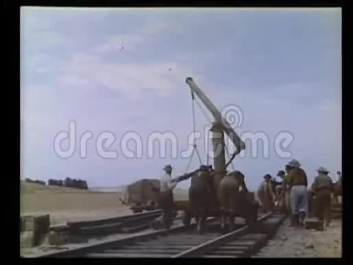 建造铁轨的人视频的预览图