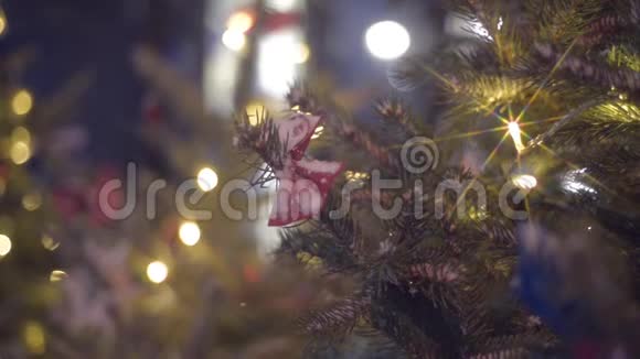 冬季城市的手持铅球装饰杉树夜晚关门视频的预览图