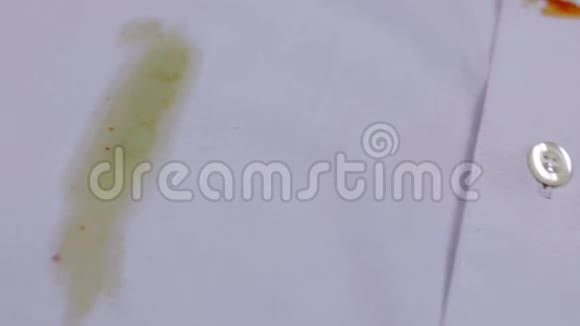衬衫上的芥末污渍视频的预览图