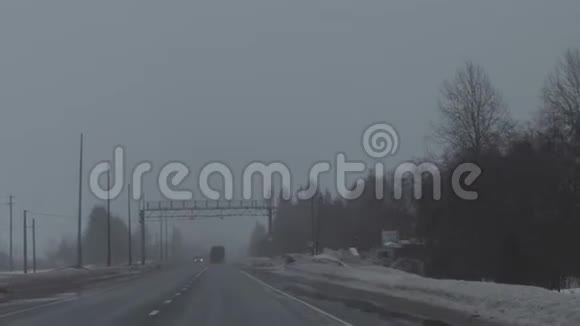 冬季阴天开车变焦效应视频的预览图