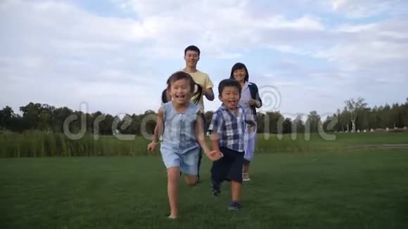 无忧无虑的亚洲家庭享受自然休闲视频的预览图