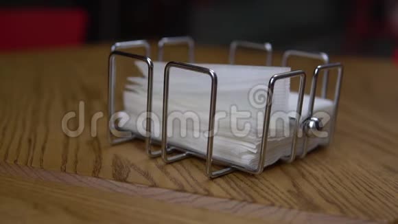 餐厅桌子上的纸巾视频的预览图