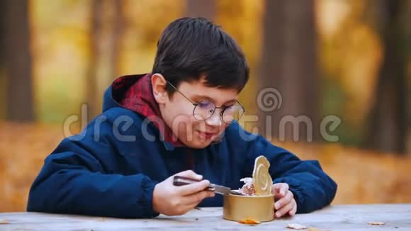 一个男孩用刀吃炖肉罐头视频的预览图