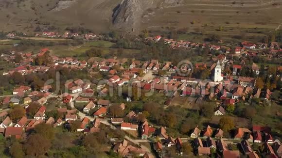 空中无人机电影在罗马尼亚特兰西瓦尼亚的里米迪亚村上空飞行视频的预览图