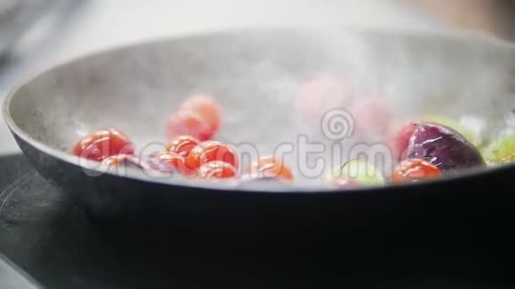 在锅里是煮樱桃西红柿和其他蔬菜的过程视频的预览图
