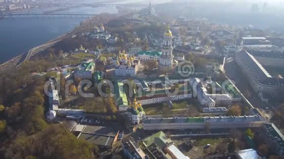 空中从Drone俯视基辅乌克兰佩切斯克拉布拉修道院视频的预览图