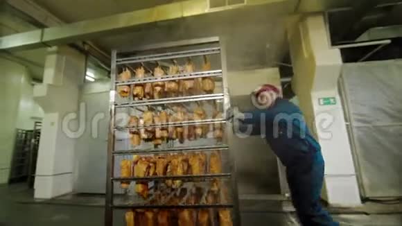 猪肉在烤箱里热冷却吸烟煮香肠牛肉猪肉植物视频的预览图