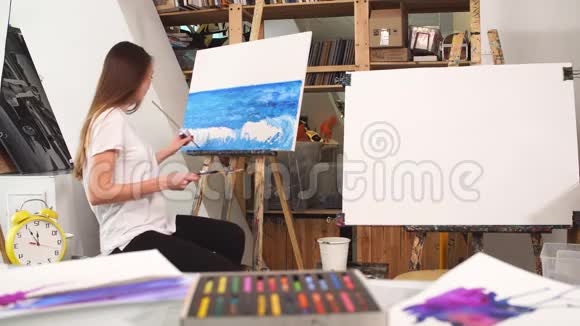 一位在艺术工作室手中拿着调色板的愉快艺术家的肖像视频的预览图