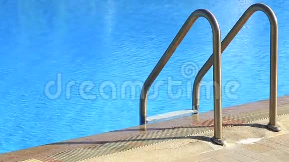 带楼梯和蓝色的游泳池视频的预览图
