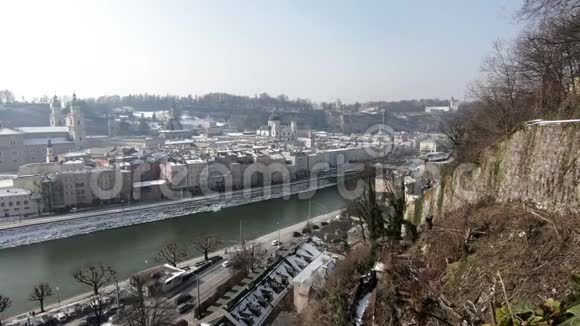 萨尔扎奇河对面的风景通往萨尔茨堡老城镇视频的预览图