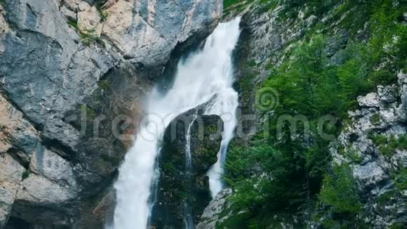山中天然瀑布群山中的高瀑布正在往下流视频的预览图
