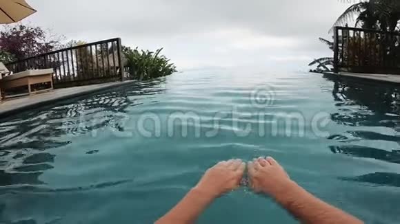 在游泳池里游泳奢华的亚洲休闲度假酒店视频的预览图