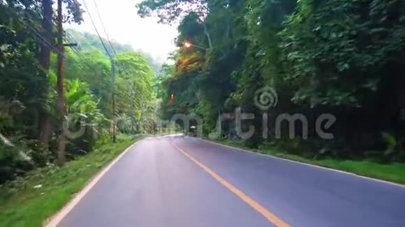 在热带雨林的柏油路上开车美丽的风景视频的预览图