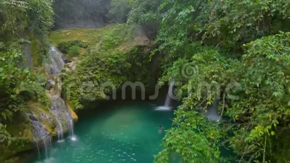 菲律宾热带瀑布Kawasan瀑布环绕绿色自然景观视频的预览图