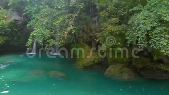 菲律宾绿色自然环绕的热带瀑布川山瀑布鸟瞰图视频的预览图