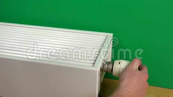 男性手臂增加散热器温度温暖的手在上面视频的预览图