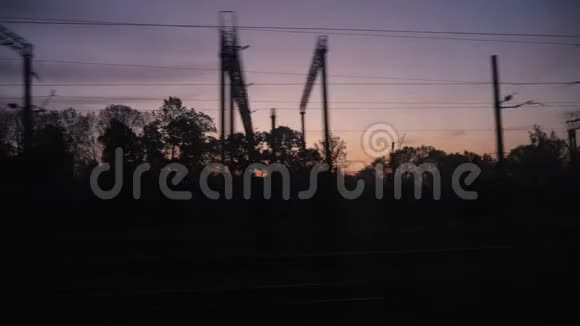 早上在火车上暮光之窗外视频的预览图