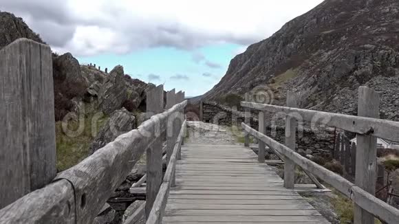 奥格文山谷威尔士瀑布处木桥的时间推移视频的预览图