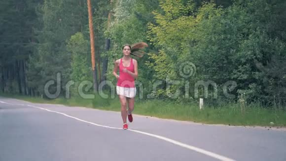 森林之路上有一个美丽的女人在奔跑视频的预览图